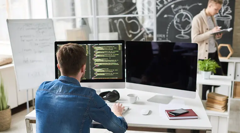 program-developer-in-modern-office